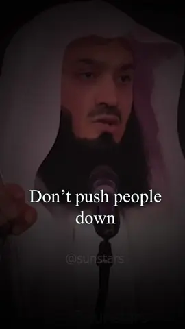 When you help others Allah will gelp you in return.Spwaker:Mufti Menk #allah #muftimenk #fyp 