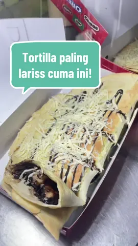 Warga lumajang merapat yuk ke yg manis manis kaya tortilla ini 😜💯  - 📍jl argopuro no 17 lumajang  ⏰10.00-20.00 wib  - #kulinerlumajang #lumajangkuliner #foodtiktok #jajantiktok #kulinerlmj #lumajangkotapisang #pisanglumer 