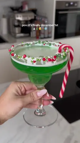 christmas season is officially here 🦌🎄⛄️❄️ #december1st #xmas #christmas #merrychristmas #winter #winterseason #christmasdecor #christmasdecorations #christmasrecipes #christmasfood #christmasdrinks #winterdrinks #cocktail #cocktails #cocktailrecipes #cocktailrecipe #xmastime #xmasparty #christmastime #grinch #cocktailparty