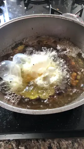 Fritando ovo pro meu marido hipertenso #asmr #asmrfood #comidaestranha #marido 