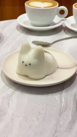 📍 ナムチニハニーカフェ 2号店 （@namchini82cafe） 東京都新宿区大久保1-16-22 B1F 11:00～23:00 ・猫プリン 600円 韓国の大人気猫プリンが東京上陸！ SNSで大バズり中のダンスする猫！今日も元気にダンシング！ 15時時点でイチゴとチョコは完売してたからお求めの際はお早めに ナムチニハニーカフェ 2号店  💡他の投稿はこちら→@tokyogourmet3 #東京グルメ #東京グルメ新大久保  #新大久保グルメ #新大久保カフェ #カフェ #猫プリン #ナムチニハニーカフェ  #ナムチニハニーカフェ2号店 #Japanesefood #japantravel #japantrip #instafood 