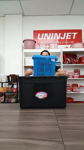 As Caixas Organizadoras 56L Preta com Tampa e Trava Uninjet são ideias para auxiliar na organização de todos os ambientes do seu lar, quartos, banheiros, lavanderias, escritórios, deixando tudo mais bonito e harmonioso. Peças de excelente qualidade e ótimo acabamento. Possuem duas travas para evitar que se abra quando transportada. Altura: 34,00cm | Largura: 40,00cm | Comprimento: 58,00cm #organizacao #personalorganizer #empresa #produto #meme #videoengracado #caixaorganizadora 