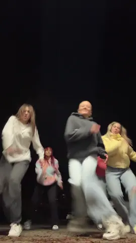 Who who can remember this dance? It’s already one year ago! 😱 #bronxsistas#lockigflockig#erinnerung