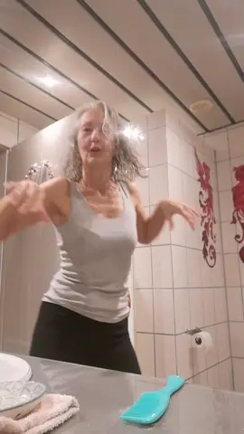 Dancing in the bathroom #tanzvideo #tanzenundsingen #dancer #dancetiktok #bestemusik #itsmylife #ilovewhatido #dancinggranny #bestager #silverhair 