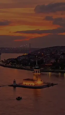 Sen de benim kadar gerçekleri görüyorsun Beraber olamayız, benim gibi biliyorsun Bir başka dünyanın insanısın yavrucağım Sen kendi dünyanın toprağında büyüyorsun... #sezenaksu  #biliyorsun 