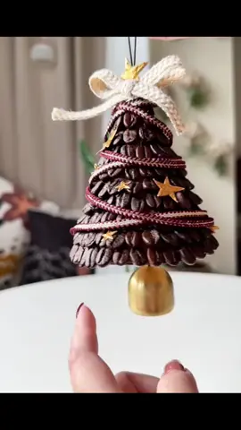 Làm cây thông noel mini bằng hạt cà phê. #DIY #caythongnoel #caythongmini #trangtri #caythong #hatcafe #cafe 