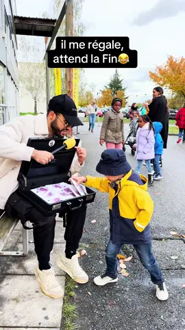 Mr Junior et la Mallette, Partie 2 - Chaque enfant méritent un Cadeau 🎁 #foryou #viral #pourtoi #explore #cadeaux #fypシ #mignon 