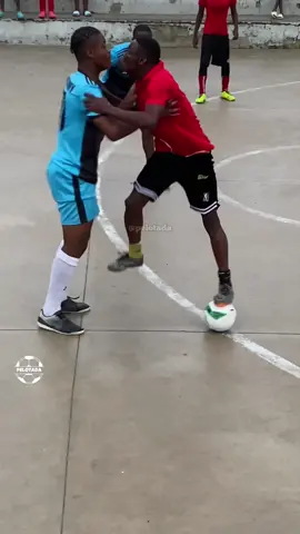 Misto Do Mimirel ⚽️🔥 #pelotada #futebolderuaangola #streetfootball #futebolraiz #skills #soccerstreet #futebolderua #dribleshumilhantes #fifastreet #dribbleskills #dribblesfootball 