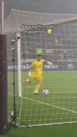 🥲 | This own goal will be in every football fail compilation in the next decade. 😂📽️ #football #fail #hamburg #goalkeeper 