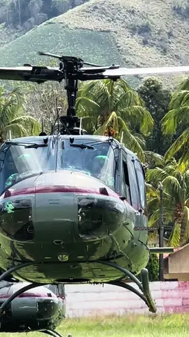 El DEBER NOS LLAMA 🥊🚁#crewchief #charlie #helicopter #helicopteros #helicopterpilot #amorporlaaviacion #helicopterossobrevolando #helos #depoes #aviacionpolicial #combate #mazamari #erradicacion 