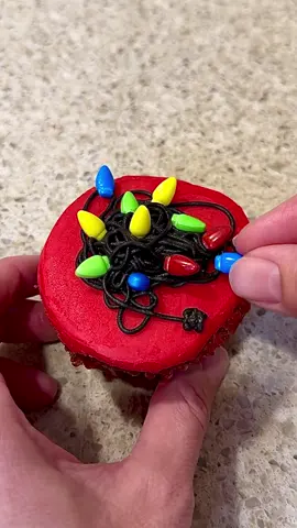 Christmas Light Tangle Cupcake #cupcake #christmas #christmascupcakes #cake #christmaslights 
