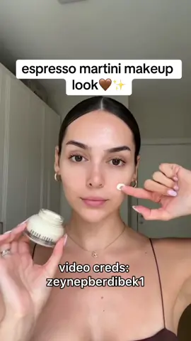 this espresso martini makeup look is EVERYTHING! i am so in love with zeynepberdibek1’s makeup look! #makeuptutorial #makeuptutorials #makeuptutorialsforyou #makeup #MakeupRoutine #makeupinspo #makeupinspoforyou #makeupartist #makeuptiktok #espressomakeup #espressomartinimakeup #espressomartini #asoueella #ellaisaacson #fyp  original 🎥: @zeynepberdibek1 