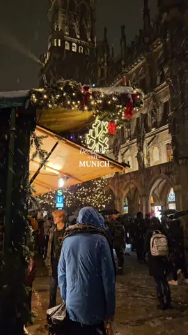 Where postcards come to life 🎄 #christmas #munich #theholidays #christmasmarkets #marienplatz #saintpeterschurch #hofbrauhaus #germany 
