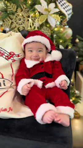 This your sign to buy your baby a santa suit….. 🎅🏻🎄 #babysfirstchristmas #santababy #santacostume #santaclaus #christmas #santasuit 