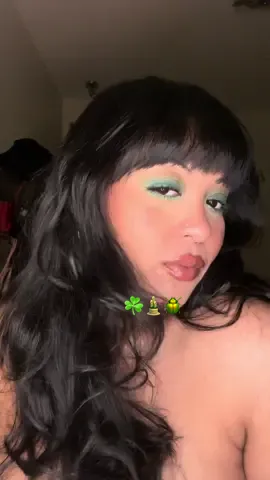 It is rainy in New York so this made me happy ☘️🪲🎍🌳 #grwmmakeup #greeneyeshadow #green☘️☘️ 