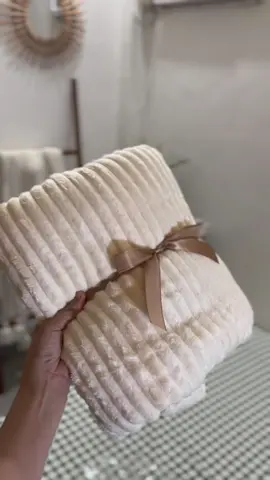 stripes velvet blanket perfect this holiday season ✨ #blanket #softblanket #bedroom #tiktokshop 