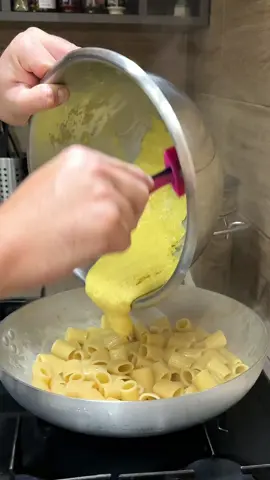 Carbonara con uova pastorizzate Ingredienti per 4 persone 320 g di pasta (spaghetti o mezze maniche) 4 tuorli 1 uovo intero 130 g di pecorino romano 200 g di guanciale Pepe nero Sale q.b. #carlogaiano #carbonara #fypシ #yummy #instafood #foodtiktok #cucinatiktok #cucinaitaliana #pasta 