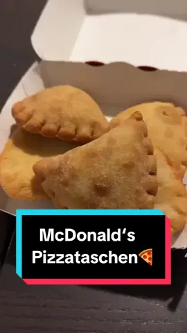 McDonald‘s - Pizzataschen🍕 | Die berühmten Panzerotti von Mcdonald‘s Italien gibt es jetzt seit kurzem ja auch bei uns in Deutschland. Hier dann aber unter dem schönen Namen Pizzatasche. Drin haben wir zart schmelzenden Mozzarella und Tomatensoße, umhüllt von einem Pizzateig. 3 Stück kosten hier drei Euro, 5 Stück 4 Euro. Auch ich habe sie probiert und fand sie echt gut. Irgendwie gar nicht trocken wie ich es eigentlich erwartet hätte. Die Füllung ist lecker gewürzt, auch umfangreich vorhanden, eine wirklich leckere Symbiose aus der Tomatensoße und dem Käse. Den Teig empfand ich jetzt auch nicht als störend, vielleicht hätte es noch etwas weniger sein können. Ich finde 8 von 10 kann ich den Pizza Taschen aber durchaus geben.  #pizzataschen #panzerotti #mcdonalds #pizza #pizzalover #Foodie #foodies #FoodLover #foodlove #FoodTok #foodtiktok #fyp #fy 