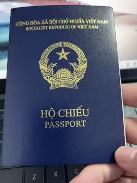 Hộ chiếu mẫu mới thay cho hộ chiếu cũ đã hết hạn! Không biết sử dụng quyển hộ chiếu mới là đi nước nào 🤔 #hochieu #passport #travel #dulichnuocngoai #hochieuvietnam #vietnamesepartport #vietnampartport #vietnamese #newpastport #hochieumaumoi 