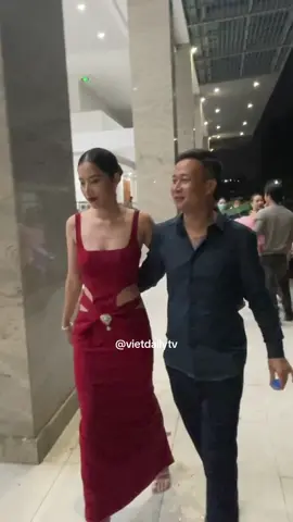 Nam Em và chồng sắp cưới nắm tay nhau đi sự kiện White fashion show #namem #namemvachongsapcuoi #nguyenlenamem #whitefashion #whitefashionshow 