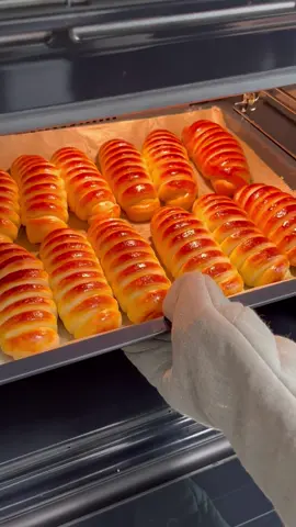 Şeritli Poğaça tarifi inanin Favoriniz olacak bir tarif Malzemeler: 2 Su bardağı süt 1 Su bardağı sıvı yağ 2 Yumurtanın akı( Sarılar üzerine sürülecek) 3 Yemek kaşığı toz şeker 1 Tatlı kaşığı tuz 1 Paket instant maya 7 Su bardağı un( kontrollü ekleyin) İçi için beyaz peynir Üzeri için:yumurta sarısı, çay kaşığının ucu ile şeker,bir çay kaşığı sıvı yağ Piştikten sonra üzerine bir tatlı kaşığı tereyağ,bir tutam ince kıyılmış maydonoz Yumuşak ele yapışmayan hamur yoğurup mayalandıralım.mayalanan hamuru 18 eşit bezelere bölelim.oval olacak şekilde elimizle açalım. Kenarına beyaz peynir ekleyelim diğer kenara çizikler atalım videodaki gibi  peynirli kısmı kapatıp şerit gibi kestiğimiz bölüme doğru kıvıralım.Yağlı kağıt koyduğumuz fırın tepsisine dizelim.yarım saat tepsi mayası verelim.sonra yumurta sürelim.önceden ısıtılmış 190 derece alt üst ayarda nar gibi kızarana kadar pişirelim.pişen poğaçaları fırından alalım.yumuşamış tereyağı ve maydonozu poğaçaların üzerine bir fırça yardımı ile sürelim.biraz dinlendirdikten sonra servis yapalım.poğaçaların üzerini nemli bir mutfak havlusu ile kapatmayı unutmayalım  Yapıp deneyecek olanlara afiyet şifa olsun🥰 #şeritpoğaça #şeritlipoğaça #çizikpoğaça #tırtılpoğaça #poğça #poğçatarifi #peynirlipoğaça #lezzetli #evlezzetleri #yummyfood