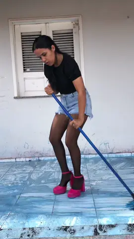Limpando a casa com salto ja que onde eu moro não tem onde eu usar 😂🫶🏼 #asmr #asmrlimpeza #limpeza #videossatisfatorios #outfit 