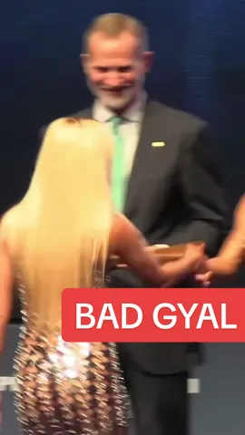  Bad Gyal explicó luego que un rato antes había estado hablando con los reyes y que con la reina Letizia conectó más, y por eso la saludó sin darse cuenta primero. Además dijo estar un poco perdida y aunque le explicaron el protocolo no puso poner toda la atención necesaria por los nervios del momento. #lenguajecorporal #lenguajenoverbal #comunicacionnoverbal #bodylanguage #gestos 