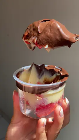 Nosso bombom no pote de morango é uma delíciaaaaaa! 😍 #docespersonalizados #docesgourmet #docesartesanais #confeitariadesucesso #confeitariartesanal #confeitandocomamor #bombomnopote 