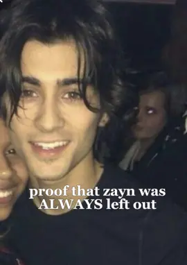 him saying sorry after the interviewer told him harry was speaking breaks my heart every time. #zaynmalik #zaynsdarlingg 