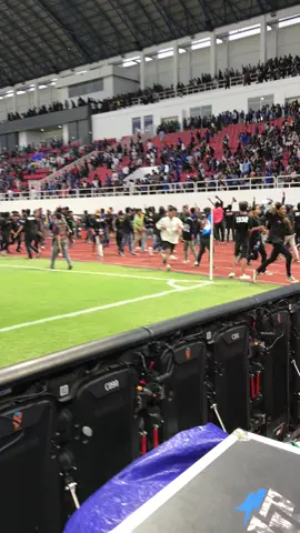 Suporter PSIS SNEX dengan BCS .SUPORTER PSIS SNEX marangsek masuk lapangan mendekat ke arah suporter pss sleman . #psis #pss #snex #psissemarang #liga1 #bcsxpsssleman #ricuh #sepakbolaindonesia 