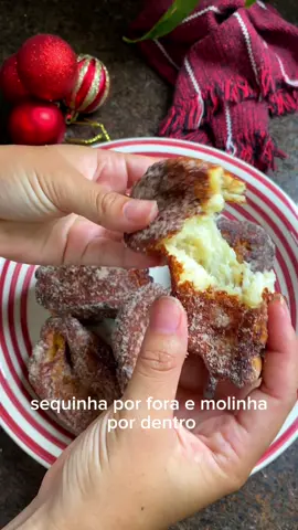 RABANADA 💛🎄 Super sequinha por fora e molinha por dentro 🤤 3 pães franceses  1/2 lata de leite condensado  3/4 de xícara de leite  2 ovos  Açúcar refinado e canela para empanar.  Se tiver só o açúcar cristal é só bater no liquidificador que ele vira refinado 😁 ‼️Dica sobre o ovo: passe a gema numa peneira para que saia aquela película que ela tem. Bata por uns 4  minutos. Quando mais batitidinho, melhor. Isso tira o gosto de ovo.  ✅ Já salva pra não perder  ##receitas#receitasdenatal#receitasnatalinas#natal#ceiadenatal#ceia#ceianatalina#receitasfaceis#rabanada#rabanadas#doces#docesdenatalreceitasdoces