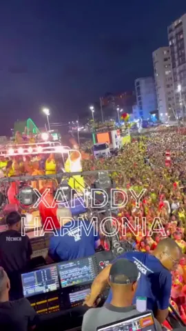 Um dos blocos mais animados da folia ao comando de #xanddyharmonia  Daquele jeito é estouro 🔥 #barra #carnaval #xanddy #harmoniadosamba #salvador #verao #calor #nordeste #recordar #brasiltravel #salvadortrip #carnavalsalvador #pagodaobaiano #pagode #trio #trioeletrico 