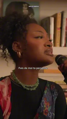 Le morceau « Me & U » de @temsbaby en version live acoustique. Un délice pour les oreilles 🍯✨ ➖ #tems #temsbaby #meandyou #livemusic #liveperformance #acoustic #acoustique #afrobeats #amapiano #vocals #chant #micro #naija #nigeria #nigeriamusic #traduction 