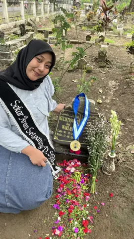 Mama terimakasih banyak atas kerja keras yg sudah mama lakuin agar anaknya bisa menempuh pendidikan setinggi mungkin. Akhirnya aku bisa rayain wisuda bareng mama ya meski cuma bisa main kerumah mama. Mama selalu bilang “mama ga mau ninggalin harta tapi mama cuma pengen anak mama menempuh pendidikan setinggi mungkin” dan ya alhamdulillah aku bisa wujudin mimpi mama satu persatu. Maaf ya ma aku sering bikin mama kecewa. Semoga aku bisa lebih baik dan banggain mama lagi disana ya. Selamat hari kelahiran juga ya ma, maaf dateng kerumah mamanya telat. Semoga kita berkumpul dijannah Allah ya ma. Love u mamaku🖤❤️🤍 #mama #sayangibu #fyp #CapCut 