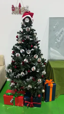 ¡Que detalle más bonito! ❤️En mi trabajo han decorado el árbol con bolas con fotos de todos los trabajadores 🎄🎄 #christmas #christmastree #navidad #navidadtiktok #arboldenavidad #tenerife #canarias #videoreport #unahoramenos #work #journalist #christmastree 