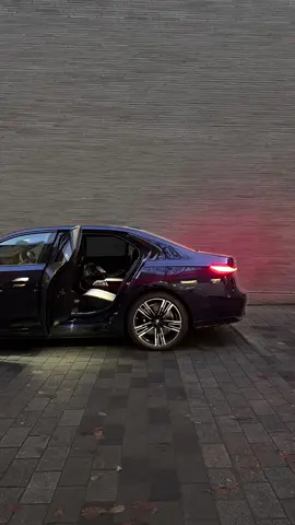 So the @bmw I7 or the Mercedes Benz EQS?🧐  Thank you to @BMW Group Park Lane   #bmw #bmwi7 #7series #bmw7series #electriccar 