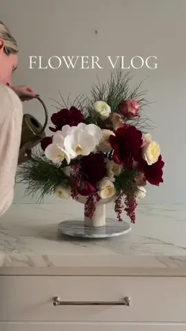 Make a holiday flower arrangement with me for @Boll & Branch #flowervlog #flowertutorial #flowertok #holidayflowers #floralstylist 