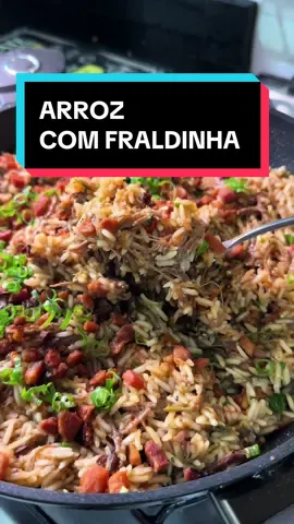 📝Dica de Receita: Arroz com fraldinha  Ingredientes: 1 kg de carne (fraldinha) 200g bacon Queijo parmesão  2 cebolas 2 pimentões  4 pimentas de cheiro 4 tomates Molho inglês Sal Pimenta do reino Páprica defumada Folha de louro Cominho Cheiro verde 1 xícara e meia de arroz #receita #carneassada #almoco #receitasimples #fraldinha #arrozcaldoso #arroz #umapanelasó 