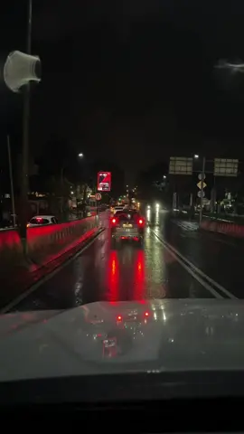 cuaca dingin Bandung yg ngangenin 💧🌧️ . #fyp #fypbandung #bandung #bandungkotakembang #carview #nightride #bandungmalamhari 