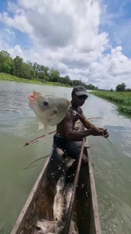 Pace andalan..Panah ikan nila dari atas perahu. Video lengkapnya ada di YouTube Angger Papua