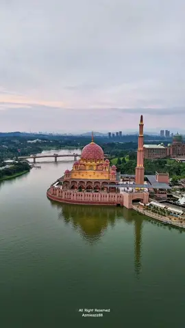 Putrajaya an amazing destination in Malaysia. Explore the grandeur of Putrajaya's iconic landmarks, such as the majestic Putra Mosque, the breathtaking Putra Bridge, and the magnificent Perdana Putra. These architectural masterpieces will leave you in awe of their intricate designs and grandeur.😍😘 #putrajaya #masjidputra  #dji  #fyp  #fypシ  