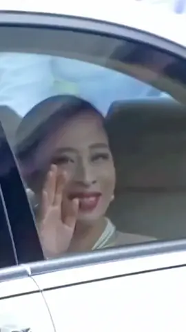 ประเพณีเข็นรถพระที่นั่ง ส่งเสด็จฯ 'สมเด็จพระเจ้าลูกเธอ เจ้าฟ้าพัชรกิติยาภาฯ' ตามธรรมเนียมประเพณีของ วชิราวุธวิทยาลัย จากรัชกาลที่ 6 ถึงปัจจุบัน เมื่อวันเสาร์ ที่ 8 กุมภาพันธ์  2563 #tiktok #พระองค์ภา #สมเด็จเจ้าฟ้ากรมหลวงราชสาริณีสิริพัชร #ไทยแลนด์ #ประเทศไทย #ผ้าไหม #ผ้าไทย #วชิราวุธวิทยาลัย #glamgoldlabel 