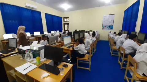 Kegiatan Ujian Semester Ganjil Siswa dan Siswi dengan menggunakan komputer di SMP NEG 2 SABANG