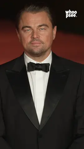 Finalmente senza mascherina e cappellino – come da mise abituale quando viene immortalato in giro -, Leonardo DiCaprio si svela in tutta la sua bellezza in occasione del terzo gala annuale dell'Academy Museum a Los Angeles. Eccolo sul red carpet elegantissimo, mentre sfoggia uno smoking con revers in seta, camicia bianca e papillon nero, completando il look con un paio di mocassini in vernice nera. L’attore premio Oscar, 49 anni, è arrivato da solo all’evento, senza quella che sembrerebbe essere a tutti gli effetti la sua nuova fidanzata Vittoria Ceretti. I due, negli scorsi giorni, sono stati visti insieme a Londra in compagnia anche della famiglia della supermodel italiana, in occasione del giorno del Ringraziamento. Ci sarà tempo per vederli insieme su un red carpet…
 
 —————————
 
 Finally without mask and cap - his usual mise when he’s spotted around -, Leonardo DiCaprio reveals itself in all its beauty on the occasion of the third annual gala of the Academy Museum in Los Angeles. Here he is on the elegant red carpet, wearing a tuxedo with silk lapels, white shirt and black bow tie, completing the look with a pair of loafers in black patent leather. Oscar-winning actor, 49 years old, arrived alone at the event, without who would seem  to be his new girlfriend, Vittoria Ceretti. The two, in recent days, were seen together in London with the family of the Italian supermodel, on Thanksgiving. There will be time to see them together on a red carpet...
 
 [📹 Getty Images]
 
 #whoopsee #leonardodicaprio #AcademyMuseumGala 
