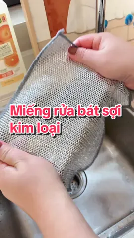Nói lời tạm biệt các vết bẩn cứng đầu với miếng lau sợi thép của chúng tôi, sản phẩm hoàn hảo cho khu bếp và rửa nồi xoong chảo #miengruachen #miengruabat #giadungtienich #giadungthongminh #yeubep 