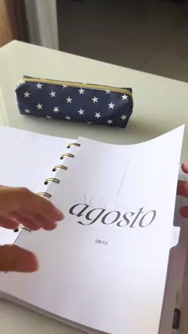 Preparando-se para fazer deste ano o melhor da sua vida? Conheça o incrível planner da Studies, a ferramenta perfeita para organização sem stress! Nosso planner é não datado e com divisórias reposicionáveis que permitem que você comece a planejar agora mesmo.  Com um design minimalista e eficiente, o Studies tem exatamente o que você precisa para manter sua rotina em dia, sem firulas desnecessárias. Não perca a chance de transformar seus dias!  Video: @Talita Monteiro 