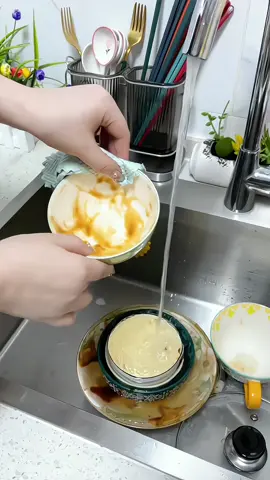 Vào mùa đông hãu sử dụng gang tay rửa chén dày dặn, chống mài mòn và chống bỏng này khi rửa bát đĩa, đeo vào rất thuận tiện khi rửa bát #giadungnhabep #tienich #thietthuc #jizonguyen 