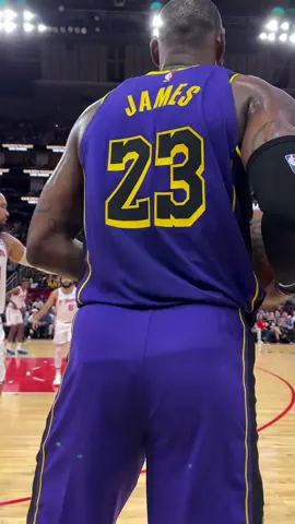 Courtside view of LeBron posting up Dillon Brooks!😮 🎥: s_universal/ig #fyp #lebron #lebronjames #james #NBA #losangeleslakers #lakers #dillonbrooks #houstonrockets 