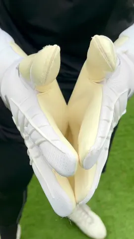 🧤 @T1TAN White Beast 3.0 #goalkeepergloves #guantidaportiere #goalkeeperasmr #soccerasmr #portiere #portierecalcio #arquero #goleiro #goalkeepertraining #goalkeeperlife #asmr #asmrsounds #t1tangloves #portieri #torwart #gktraining #viral #soccerviral 