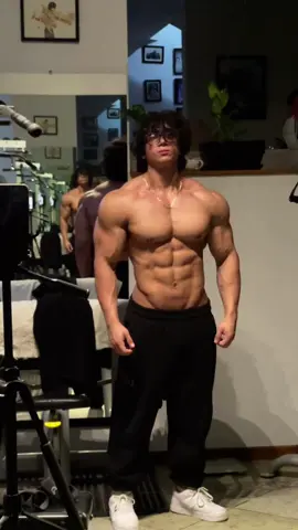 Big Boy 👌 #muscles #gymbro #training #gymshark #manga #jeffseid #sixpack #shouldermuscles #trainhard #workout 